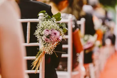 decoracao arranjos flores naturais bancos e cadeiras convidados